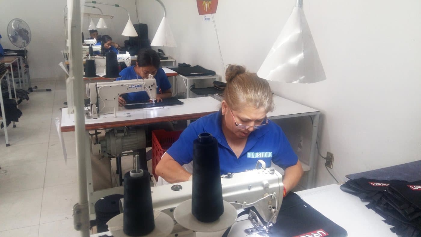 Operaria cosiendo en máquina industrial