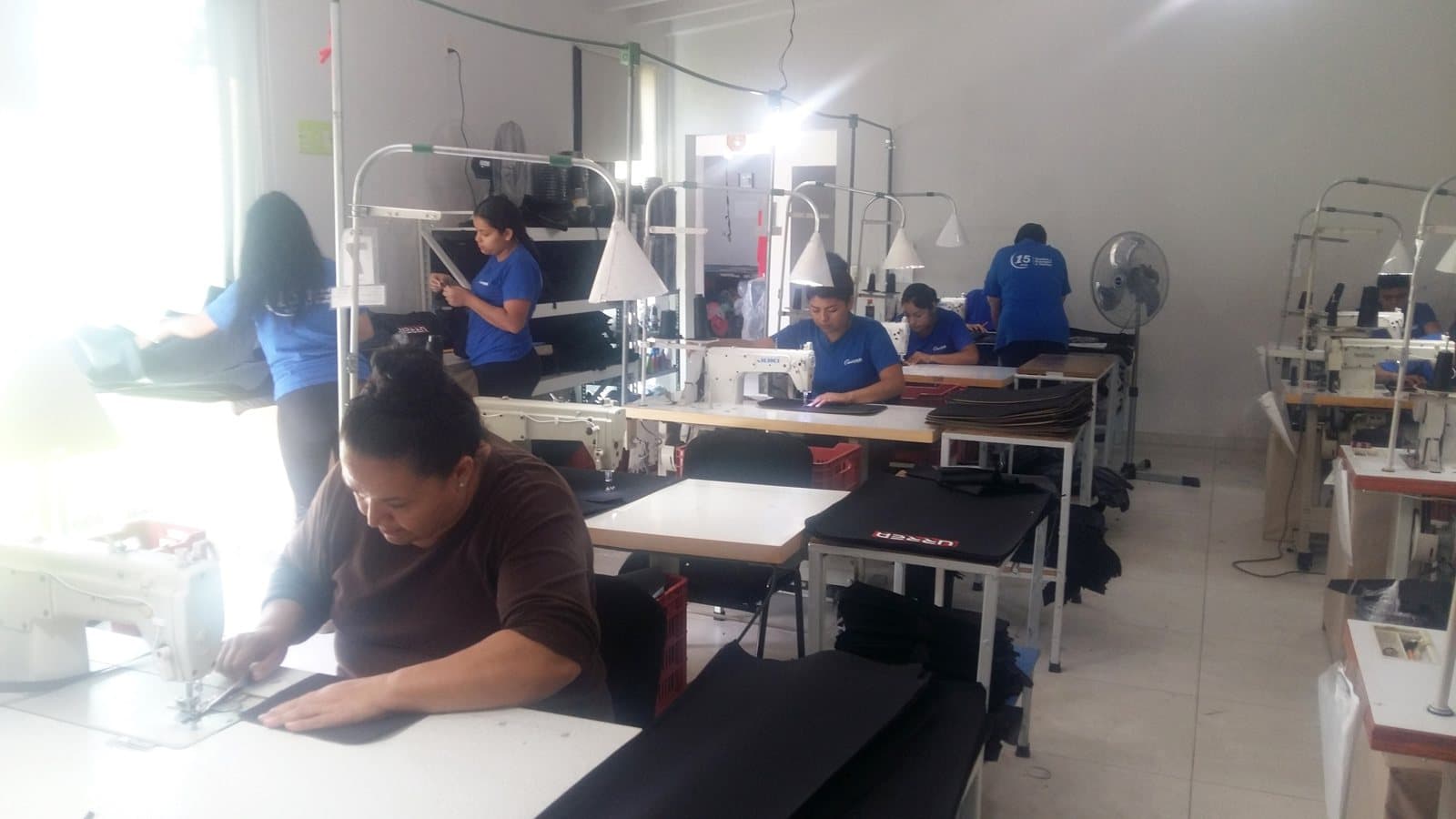 Taller de confección de Ross de México con operarias en máquinas de coser